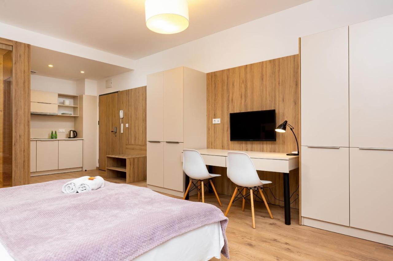 Wolska Residence Apartments With Parking By Noclegi Renters Warsawa Bagian luar foto