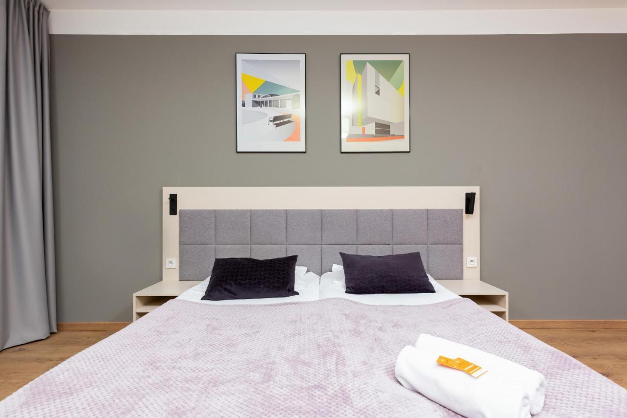Wolska Residence Apartments With Parking By Noclegi Renters Warsawa Bagian luar foto