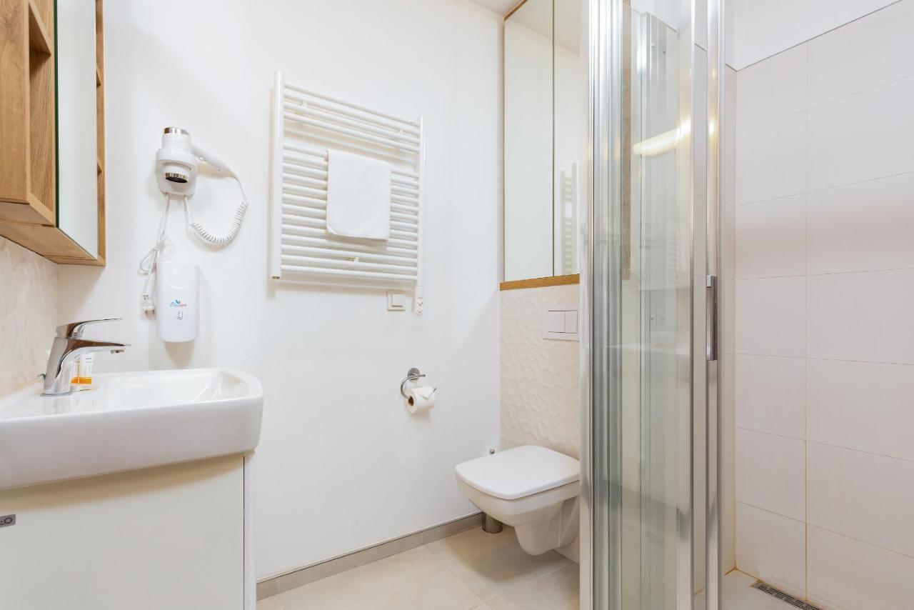 Wolska Residence Apartments With Parking By Noclegi Renters Warsawa Bagian luar foto