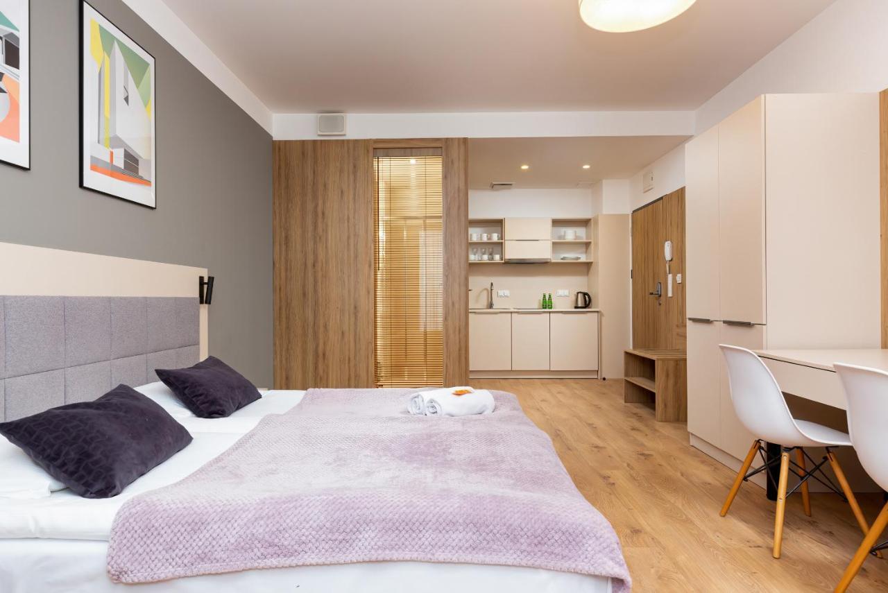 Wolska Residence Apartments With Parking By Noclegi Renters Warsawa Bagian luar foto
