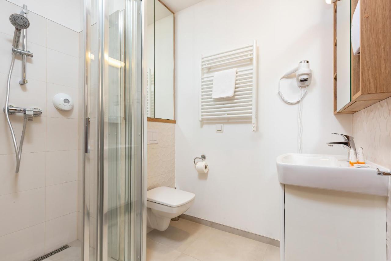 Wolska Residence Apartments With Parking By Noclegi Renters Warsawa Bagian luar foto